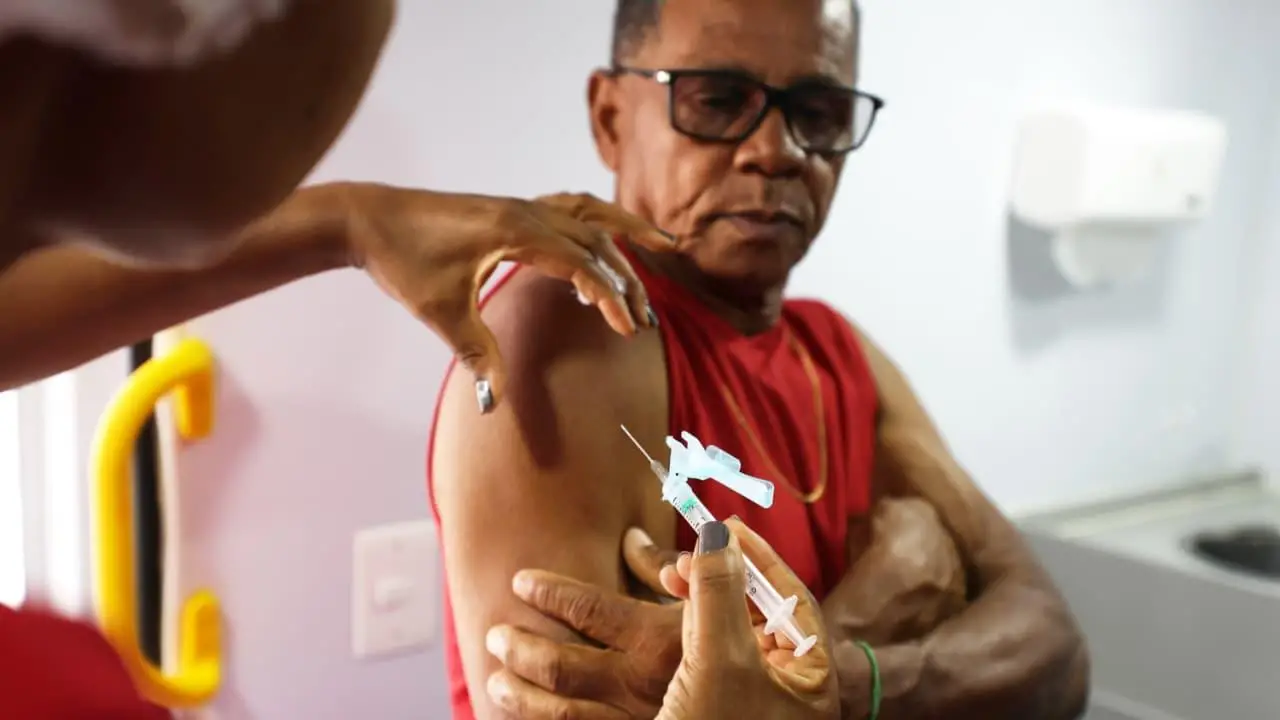 BAHIA AMPLIA VACINAÇÃO CONTRA A INFLUENZA PARA TODA A POPULAÇÃO ACIMA DE SEIS MESES DE IDADE NOS 417 MUNICÍPIOS