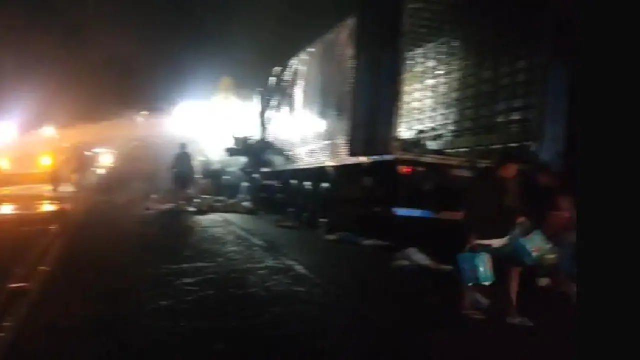 CARRETA CARREGADA COM FRALDAS PEGA FOGO NA BR-116 EM JEQUIÉ; CARGA É SAQUEADA APÓS INCÊNDIO