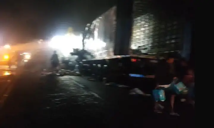 CARRETA CARREGADA COM FRALDAS PEGA FOGO NA BR-116 EM JEQUIÉ; CARGA É SAQUEADA APÓS INCÊNDIO