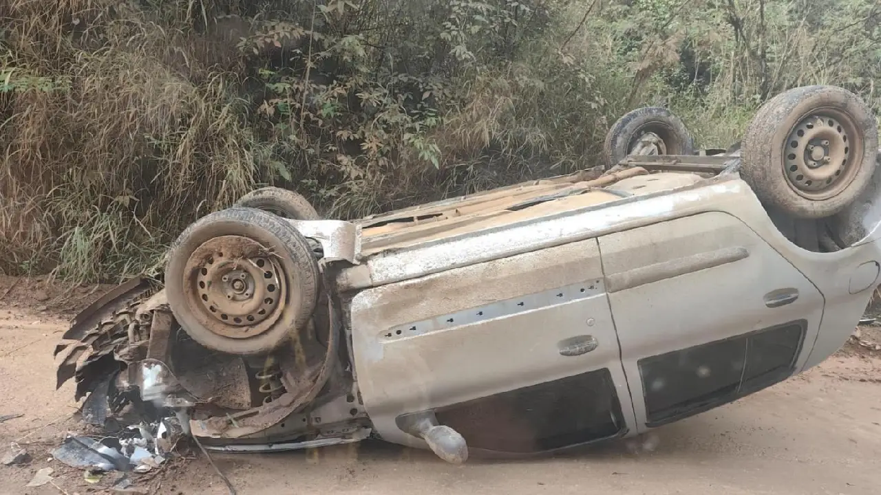 CARRO CAPOTA EM CURVA PERIGOSA NA ESTRADA DO POVOADO DAS QUEIMADAS