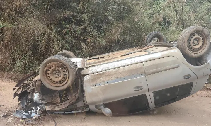 CARRO CAPOTA EM CURVA PERIGOSA NA ESTRADA DO POVOADO DAS QUEIMADAS