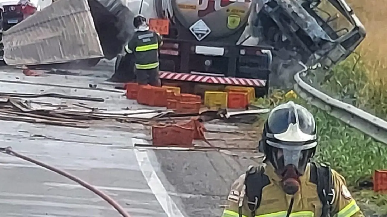 CORPO DE BOMBEIROS ATUA EM COLISÃO SEGUIDA DE INCÊNDIO VEICULAR NA BR-116, EM JEQUIÉ