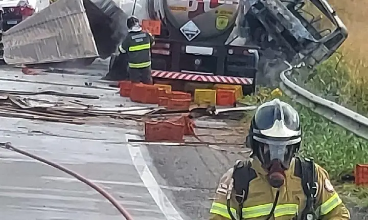 CORPO DE BOMBEIROS ATUA EM COLISÃO SEGUIDA DE INCÊNDIO VEICULAR NA BR-116, EM JEQUIÉ
