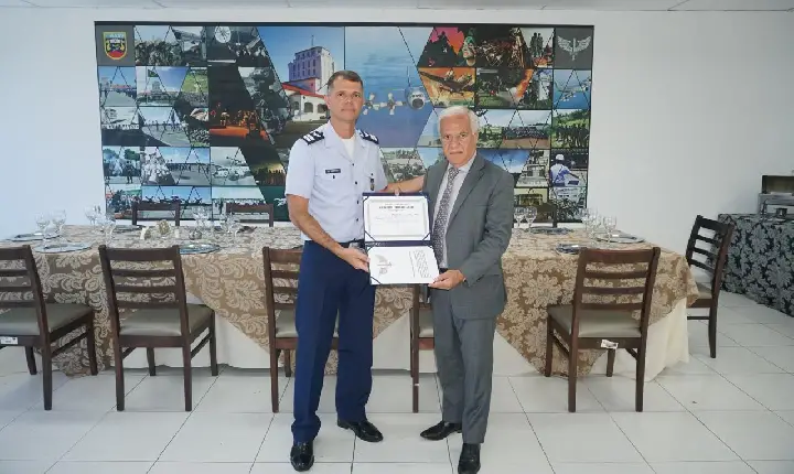 DESEMBARGADOR JEQUIEENSE É HOMENAGEADO PELA AERONÁUTICA COM TÍTULO HONORÁRIO