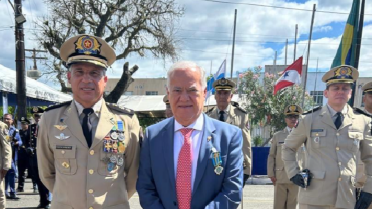 DESEMBARGADOR SÉRGIO CAFEZEIRO RECEBE HOMENAGEM DA PM-BA