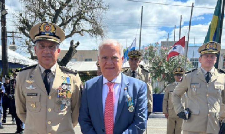 DESEMBARGADOR SÉRGIO CAFEZEIRO RECEBE HOMENAGEM DA PM-BA