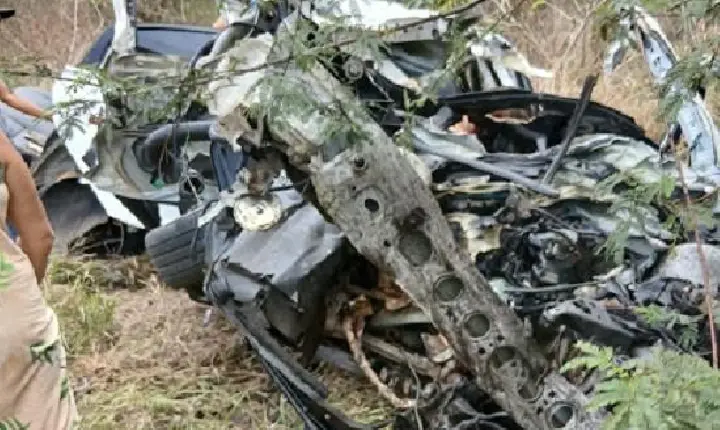 DUAS MULHERES MORREM NA COLISÃO FRONTAL DE FORD/FOCUS COM CARRETA NA BR-116 EM JEQUIÉ