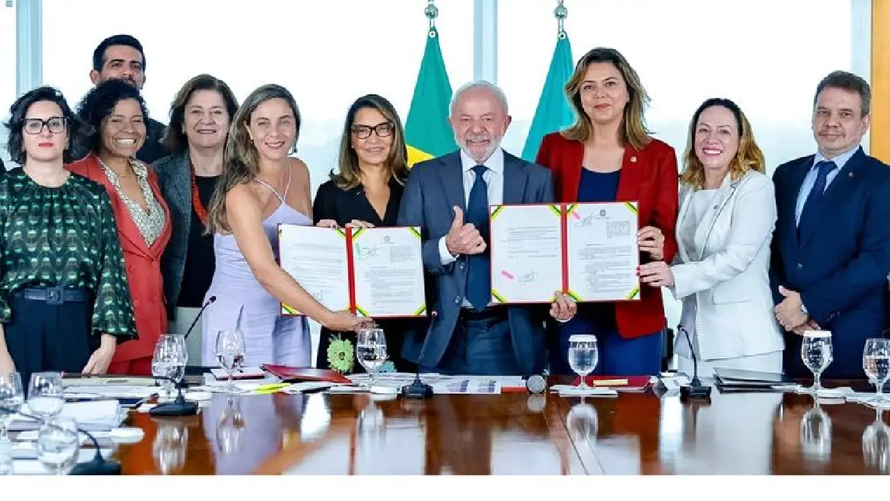 PRESIDENTE LULA SANCIONA LEIS COM TORNOZELEIRA PARA AGRESSORES DE MULHERES E INCLUSÃO DE VIOLÊNCIA CONTRA FAMILIARES NA LEI MARIA DA PENHA