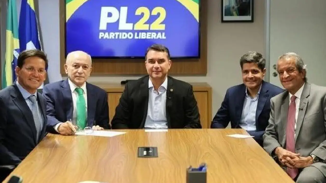 PRESSIONADO POR BOLSONARISTAS NACIONAIS, ACM NETO DEVE FECHAR APOIO A FLÁVIO BOLSONARO PARA GARANTIR FUNDO PARTIDÁRIO E TEMPO DE TV DO PL