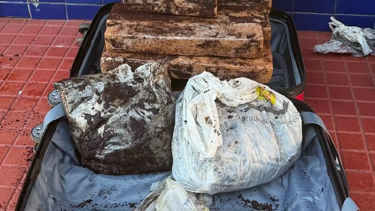 PRF APREENDE QUASE 14 KG DE COCAÍNA EM ÔNIBUS NA BR-116, EM JEQUIÉ.