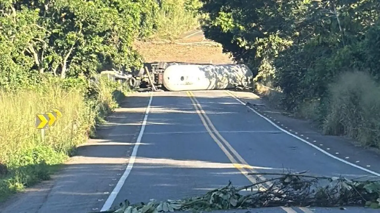 TOMBAMENTO DE CAMINHÃO COM CARGA DE GÁS INTERDITA TOTALMENTE TRECHO DA BR-330 EM UBATÃ