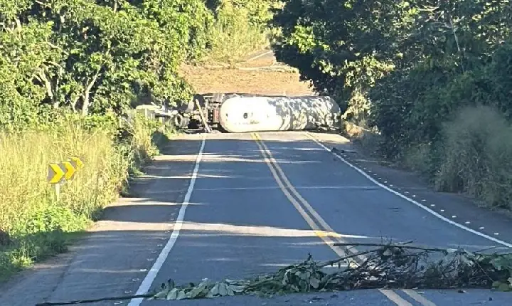 TOMBAMENTO DE CAMINHÃO COM CARGA DE GÁS INTERDITA TOTALMENTE TRECHO DA BR-330 EM UBATÃ