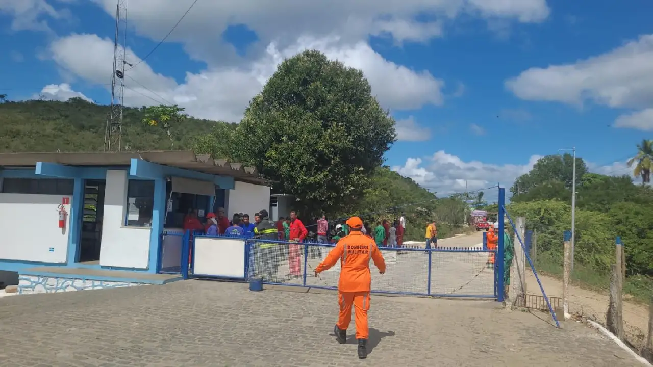 VAZAMENTO DE AMÔNIA EM FRIGORÍFICO MOBILIZA CORPO DE BOMBEIROS E PROVOCA EVACUAÇÃO NA ZONA RURAL DE JEQUIÉ
