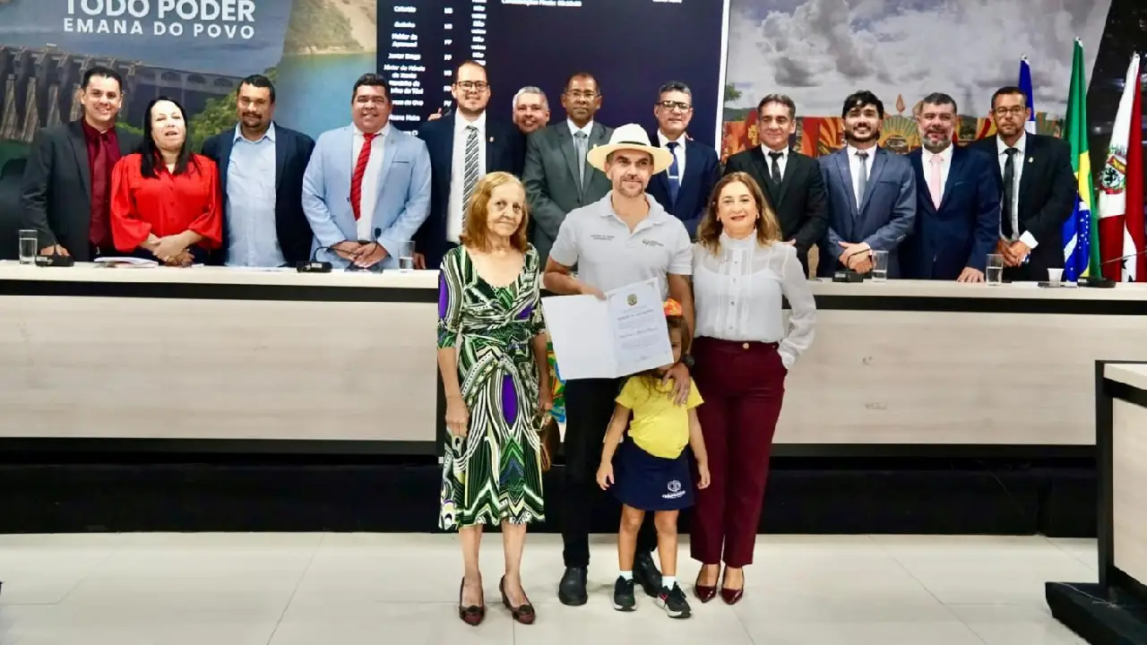 VEREADORA MOANA MEIRA ENTREGA MOÇÃO DE APLAUSOS A EQUOTERAPEUTA PELOS 20 ANOS DE ATUAÇÃO EM JEQUIÉ