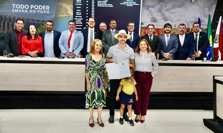 VEREADORA MOANA MEIRA ENTREGA MOÇÃO DE APLAUSOS A EQUOTERAPEUTA PELOS 20 ANOS DE ATUAÇÃO EM JEQUIÉ
