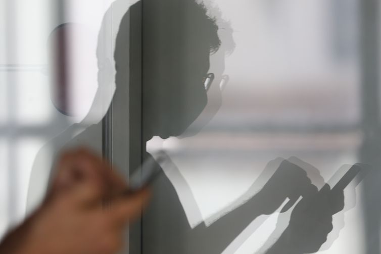 Excesso de telas entre jovens pode causar dores e puberdade precoce