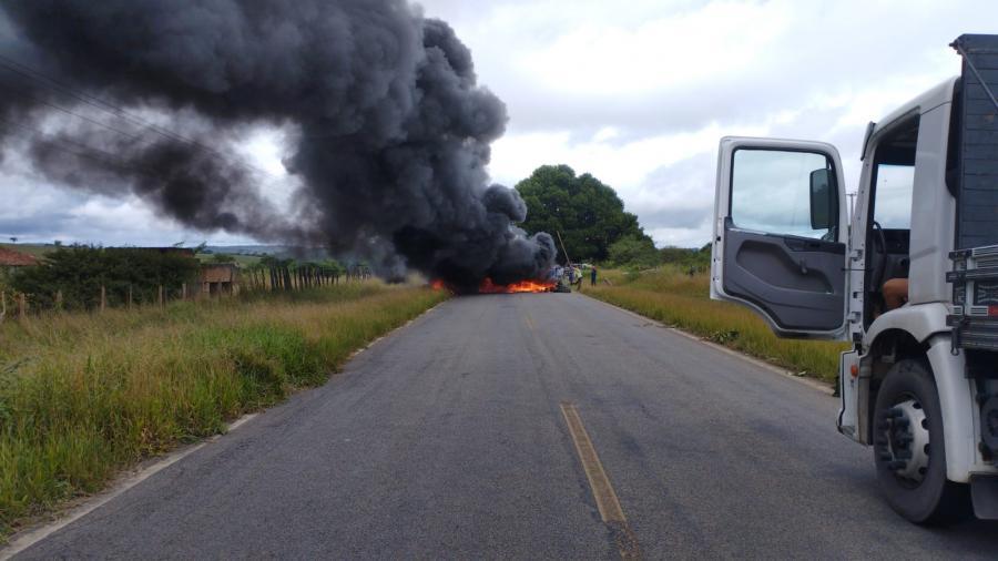 Integrantes do MST interditam trecho da rodovia BA – 250 em Maracás