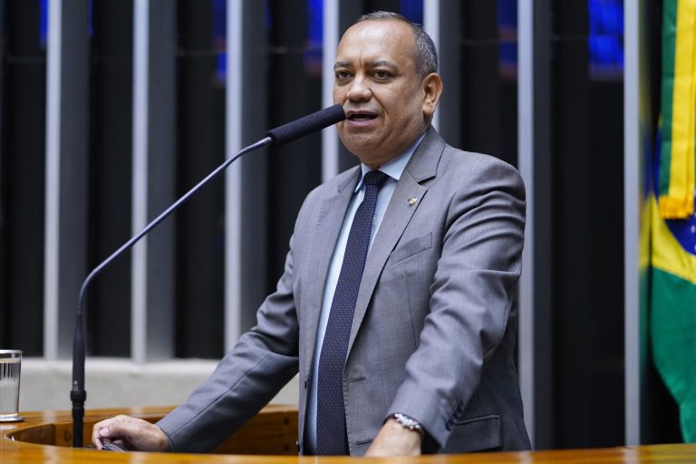 Projeto isenta idosos acima de 70 anos e pessoas com deficiência de pagamento de pedágio