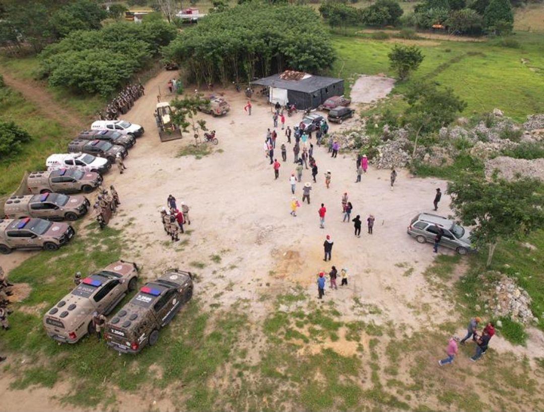 53 Policiais Militares do 19º  Batalhão e CIPE Central participaram da ação de reintegração de posse de imóvel rural em Jaguaquara