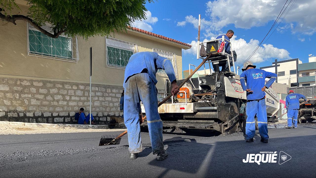 PREFEITURA DE JEQUIÉ AVANÇA COM INVESTIMENTOS EM PAVIMENTAÇÃO ASFÁLTICA E CONCRETAGEM DE RUAS