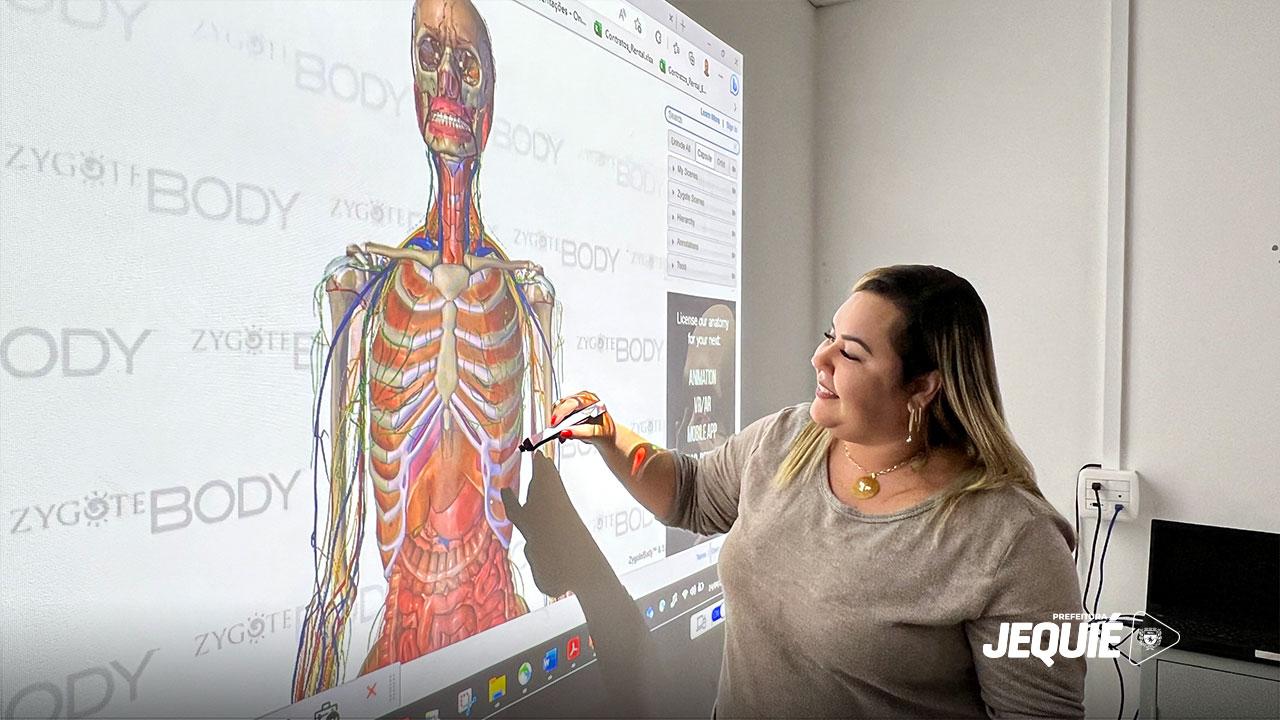PREFEITURA DE JEQUIÉ INVESTE NA AQUISIÇÃO DE PROJETORES INTERATIVOS E SEGUE COM PROJETO DE MODERNIZAÇÃO DAS ESCOLAS MUNICIPAIS