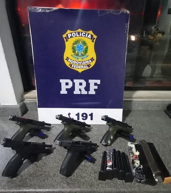 PRF APREENDE 5 PISTOLAS E 15 CARREGADORES DURANTE ABORDAGEM A UM ÔNIBUS EM JEQUIÉ