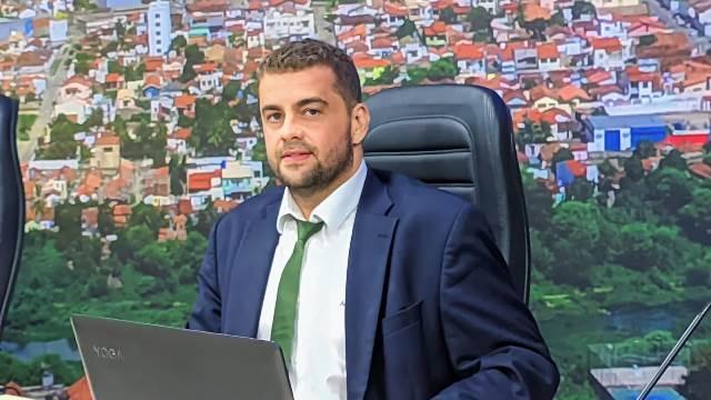 PROJETO DE LEI DE DO VEREADOR RAMON FERNANDES ESTABELECE PUNIÇÃO A QUEM COMETER MAUS TRATOS A ANIMAIS