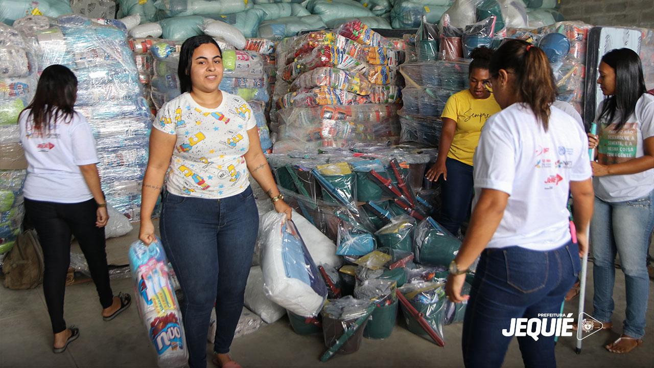 PREFEITURA DE JEQUIÉ INICIA MAIS UMA ETAPA DE ENTREGA DOS KITS ÀS FAMÍLIAS CADASTRADAS DURANTE ENCHENTES