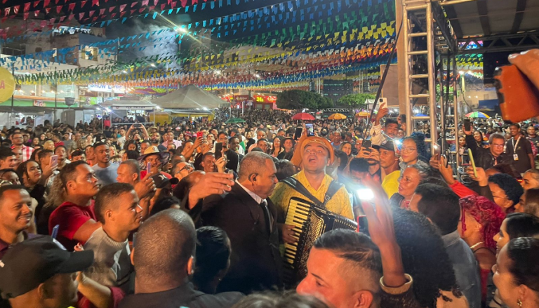 CHAMBINHO DO ACORDEON DESCE ATÉ O PÚBLICO E LEVANTA CHÃO DA PRAÇA DA BANDEIRA EM JEQUIÉ, devido a FALHA MOMENTÂNEA DO SOM DO PALCO