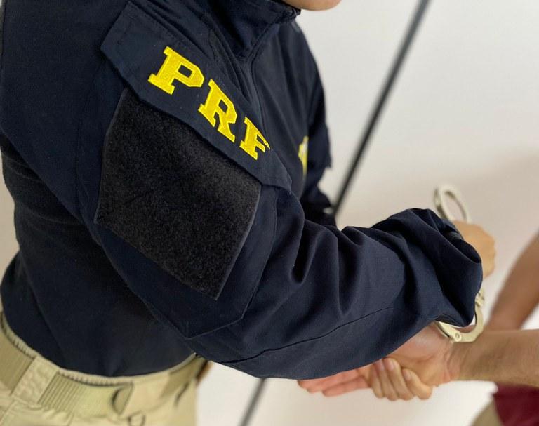 EM JEQUIÉ, PRF PRENDE FORAGIDO DA JUSTIÇA DURANTE ABORDAGEM A ÔNIBUS