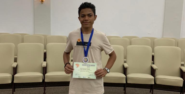 ESTUDANTE DO IFBA CAMPUS JEQUIÉ CONQUISTA MEDALHA DE PRATA NA OLIMPÍADA BRASILEIRA DE FÍSICA E RECEBE BOLSA DE PESQUISA