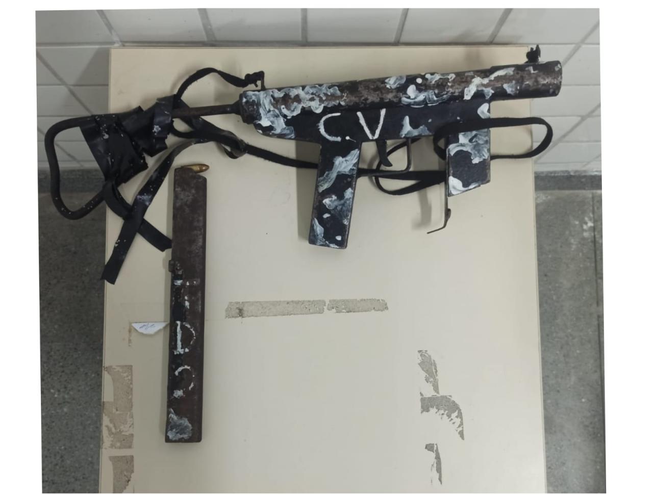 HOMEM MORRE EM AÇÃO DA PM NO BARRO PRETO, UMA SUBMETRALHADORA FOI APREENDIDA.