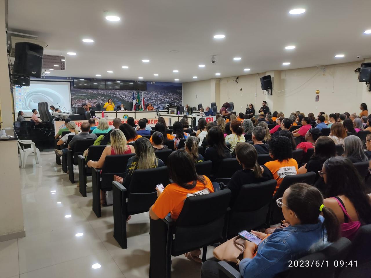 MOANA MEIRA COMEMORA PARTICIPAÇÃO DA COMUNIDADE EM AUDIÊNCIA PÚBLICA QUE TRATOU SOBRE A VALORIZAÇÃO DA CARREIRA DOCENTE NO MUNICÍPIO DE JEQUIÉ