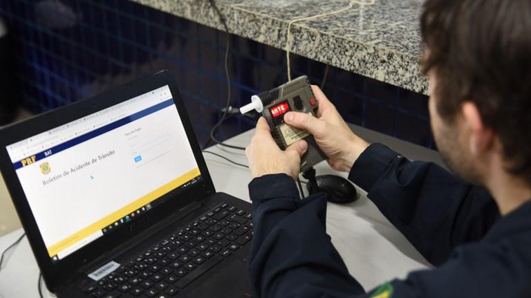 MOTOCICLISTA ALCOOLIZADO E SEM CNH SE ENVOLVE EM ACIDENTE NA BR 116