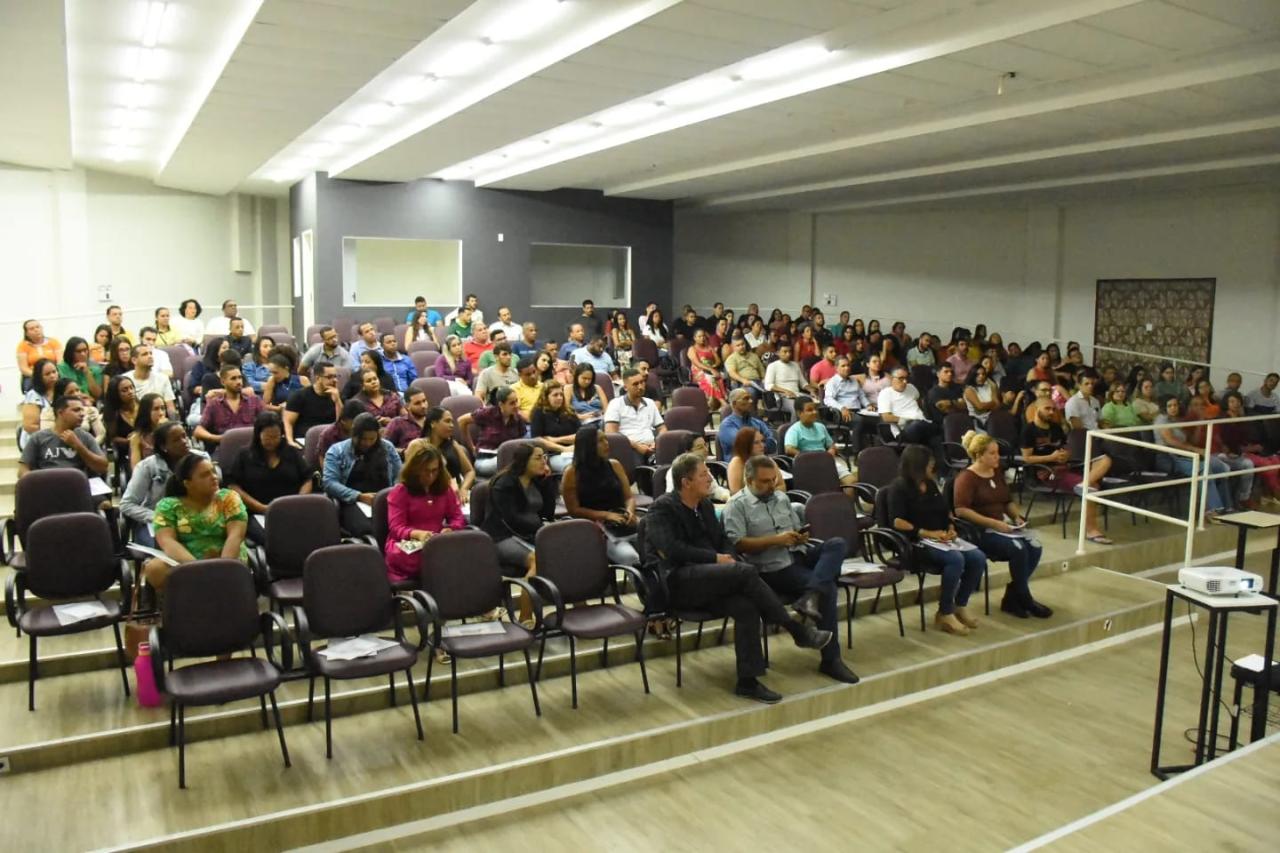 PALESTRA SOBRE ATENDIMENTO AO CLIENTE LOTA AUDITÓRIO WALY SALOMÃO DA UESB JEQUIÉ