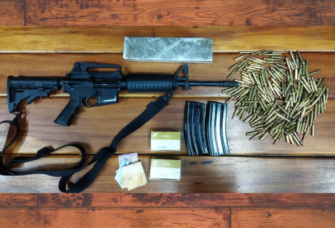 POLÍCIA MILITAR APREENDE FUZIL, MUNIÇÃO E DROGAS A BORDO DE UM COROLLA NO CENTRO DE JEQUIÉ.