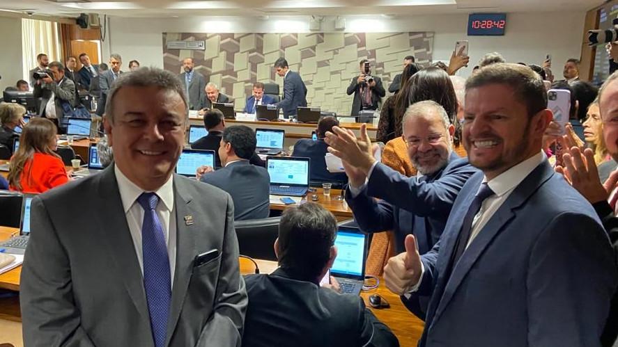 PREFEITOS BAIANOS COMEMORAM APROVAÇÃO DO PL DA DESONERAÇÃO DA FOLHA PARA OS MUNICÍPIOS