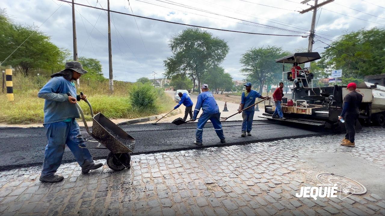 PREFEITURA DE JEQUIÉ AVANÇA COM PAVIMENTAÇÃO ASFÁLTICA, GARANTINDO MAIS MELHORIA DA MOBILIDADE URBANA AOS MORADORES DO SÃO JUDAS TADEU