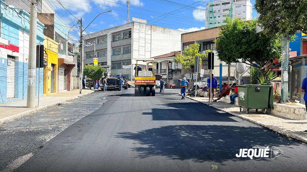 PREFEITURA DE JEQUIÉ MANTÉM RITMO INTENSO DAS OBRAS DE PAVIMENTAÇÃO ASFÁLTICA E DE CONCRETAGEM DE VIAS PÚBLICAS