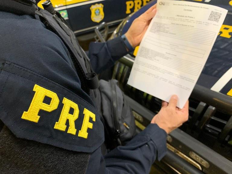 PRF PRENDE FORAGIDO DA JUSTIÇA DENTRO DE ÔNIBUS NA BR 116 EM JEQUIÉ