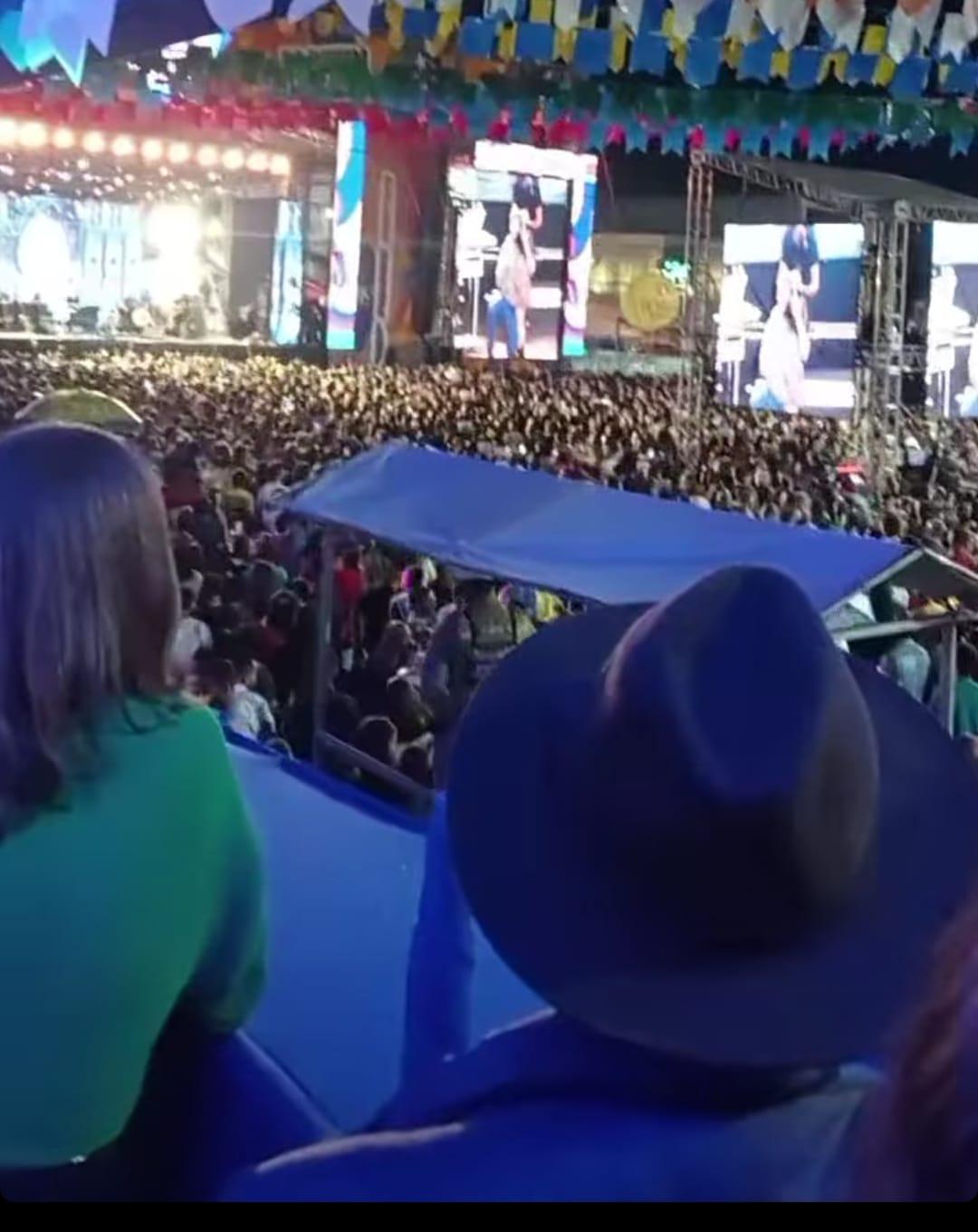 PÚBLICO LOTA PRAÇA DA BANDEIRA NA PRIMEIRA NOITE DO SÃO JOÃO EM JEQUIÉ
