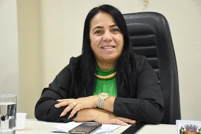 VEREADORA PROFESSORA CIDA DEFENDE REALIZAÇÃO DE CONCURSO PÚBLICO PARA PROFESSORES