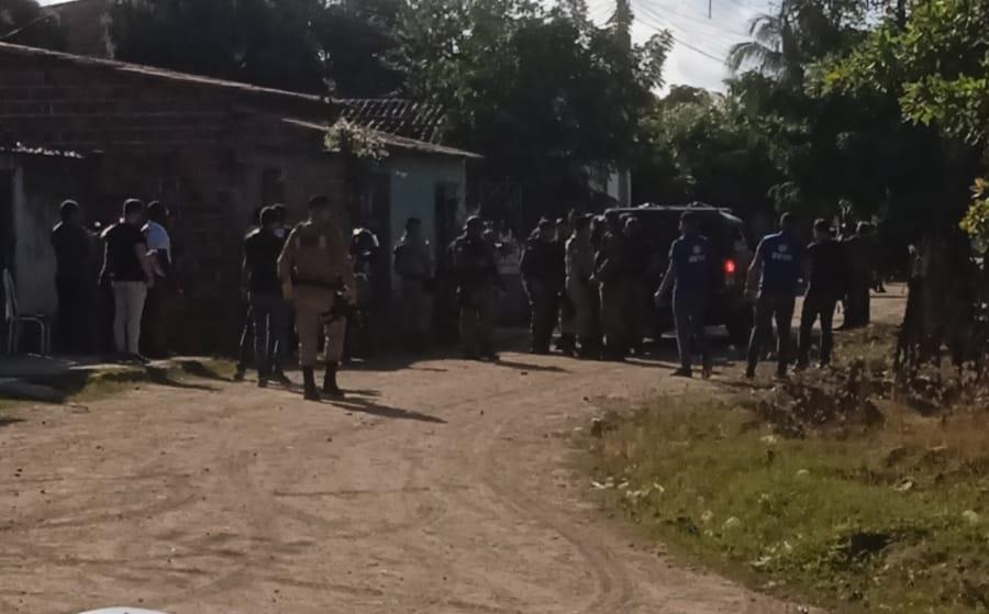 BANDIDOS SE ENTREGAM E FAMÍLIA É LIBERADA