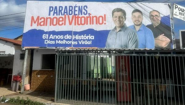 COM OUTDOOR GIGANTE ZÉ COCÁ HOMENAGEIA MANOEL VITORINO PELOS SEUS 61 ANOS