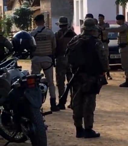 FAMÍLIA É MANTIDA REFÉM POR DOIS HOMENS ARMADOS EM JEQUIÉ