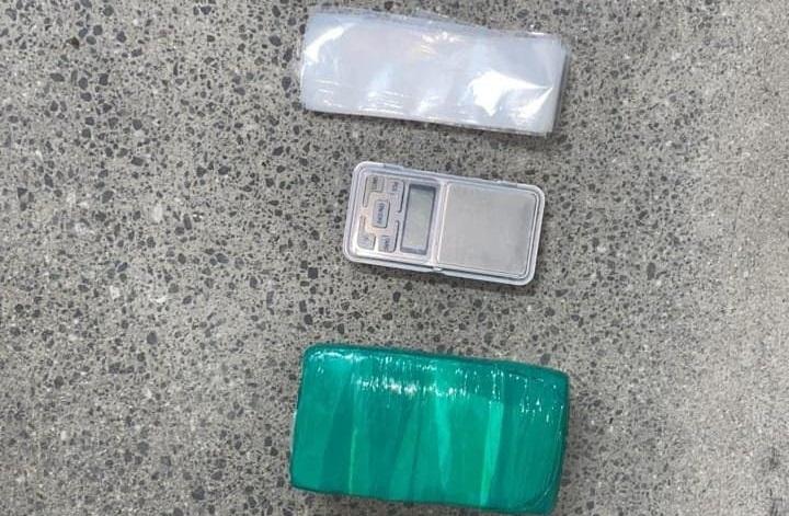 HOMEM É PRESO PELA CIPE COM MACONHA E BALANÇA DE PRECISÃO NA BANCA