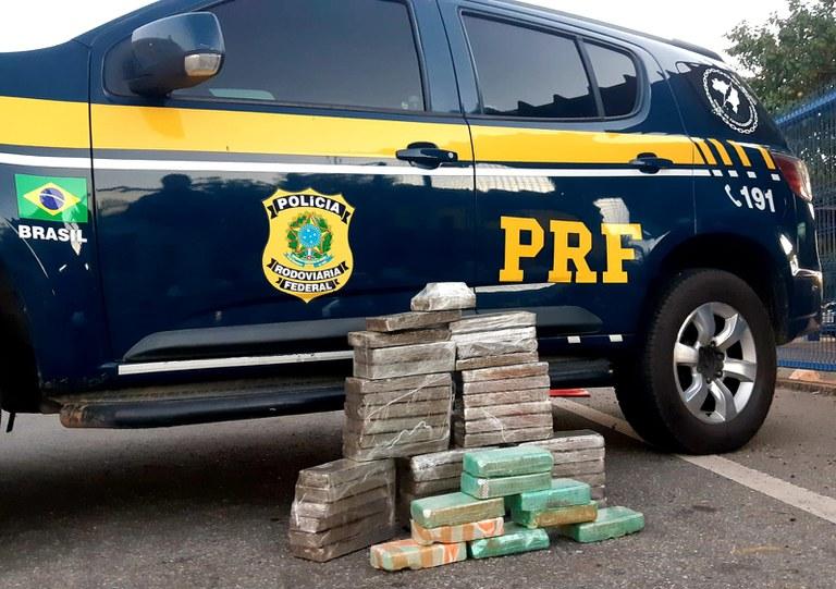 HOMEM É PRESO TRANSPORTANDO MACONHA E COCAÍNA DENTRO DE ÔNIBUS NA BR 116