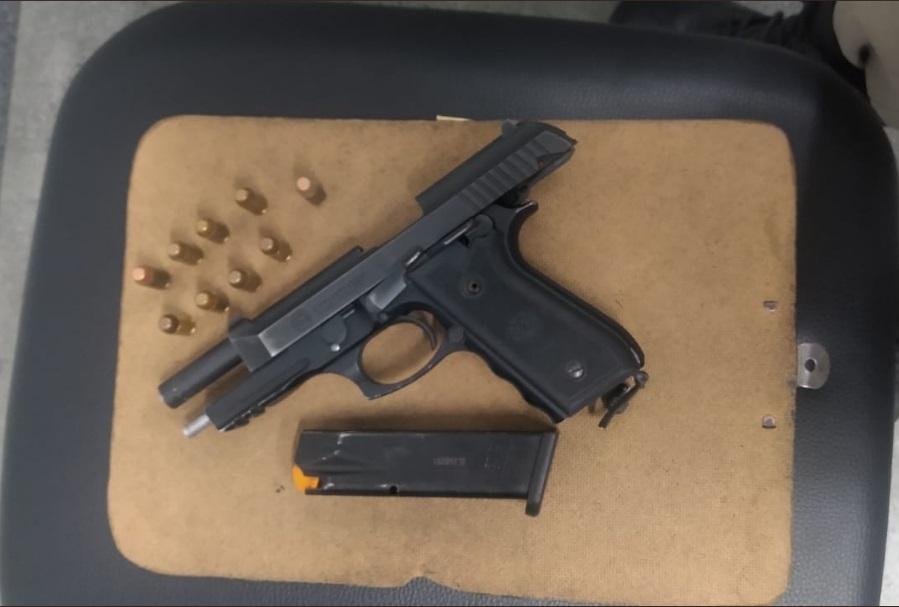 HOMEM INVADE IGREJA COM ARMA DE FOGO E AMEAÇA FIÉS POR CAUSA DO SOM ALTO