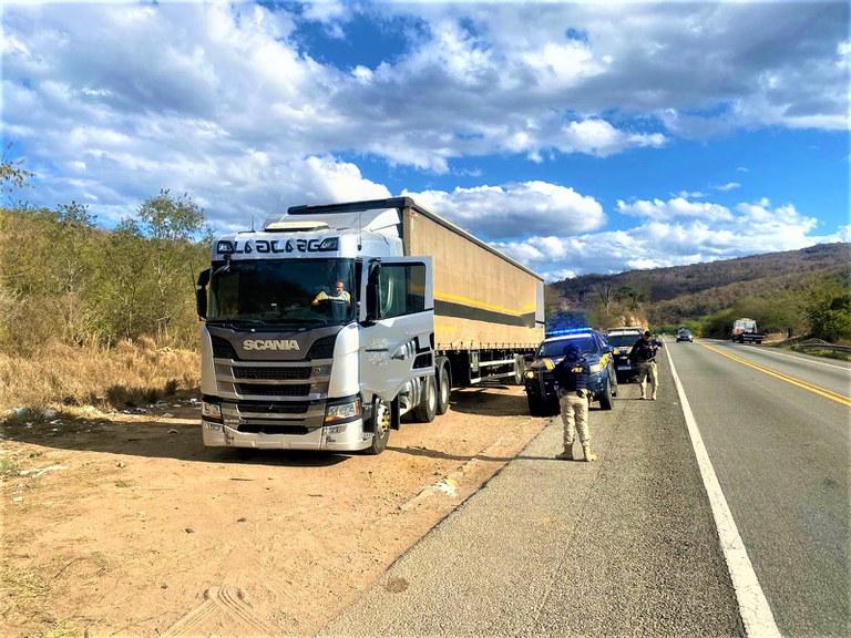 PRF PRENDE TRÊS HOMENS ENVOLVIDOS NO ROUBO DE CARGA DE CAMINHÃO ACIDENTADO NA BR 116 EM MANOEL VITORINO