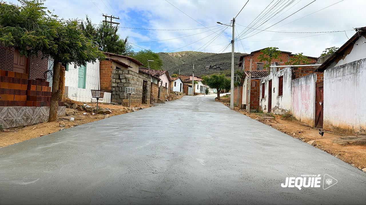 COM RECURSOS PRÓPRIOS, PREFEITURA DE JEQUIÉ SEGUE AVANÇANDO COM OBRAS DE PAVIMENTAÇÃO EM CONCRETO USINADO NO BAIRRO KM 4